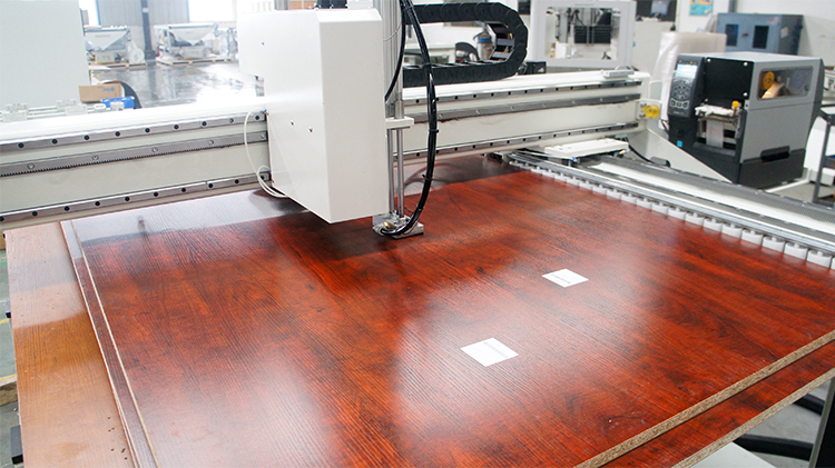 Folosind echipamentele centrului de prelucrare CNC EXCITECH cu magazin de scule carusel, Henan-DAESHIN a creat DASHIN HOME DESIGN FACTORY, care a fost premiat ca proiect pilot național de producție inteligentă.